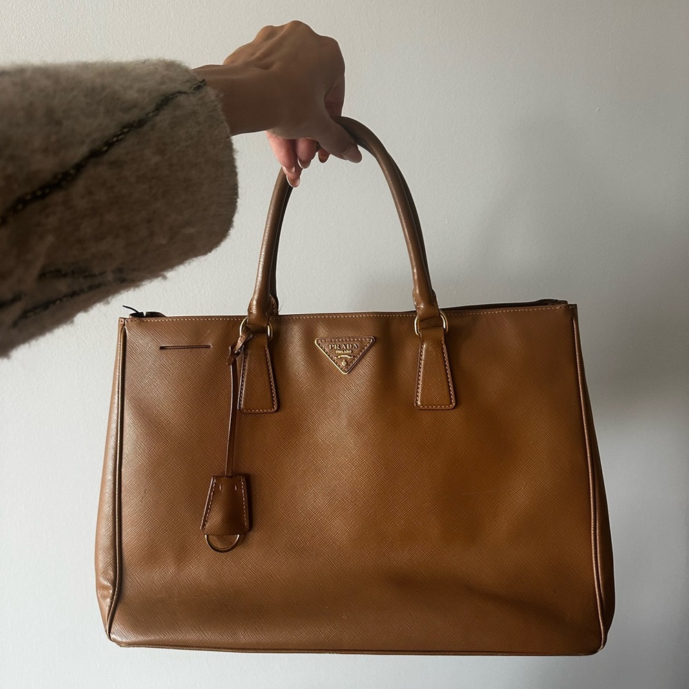 Prada
Saffiano Lux Leather Gardener's Tote - brown/tan